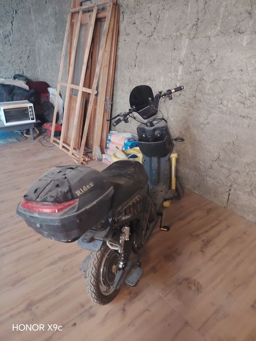 Skuter sotiladi hali ko'p. Minilmagan turibdi