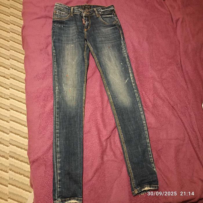 Продавам дамски дънки Disquared