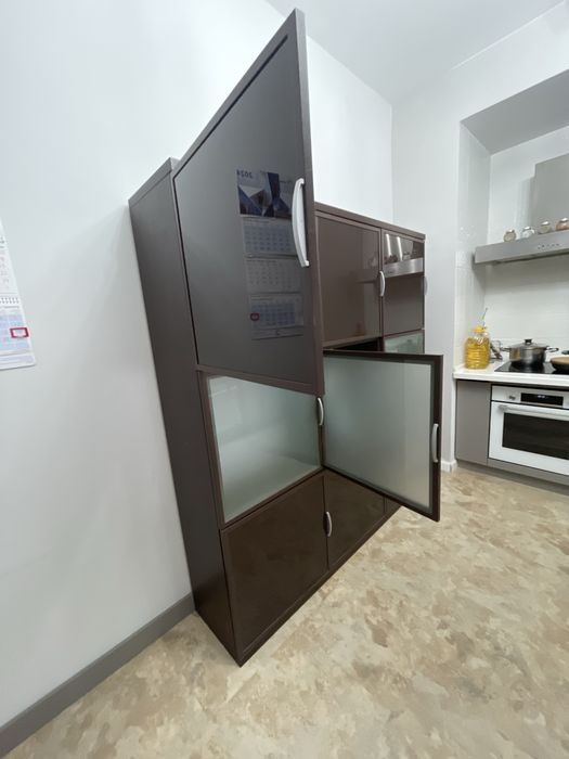 Антикварный шкаф из дерева для гостинной