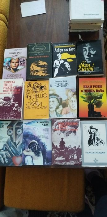 Продавам книги...