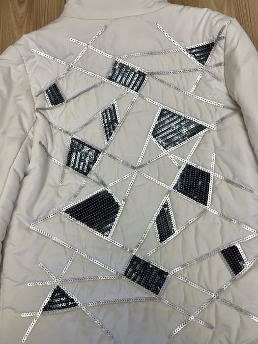 Geaca alba cu model pe spate