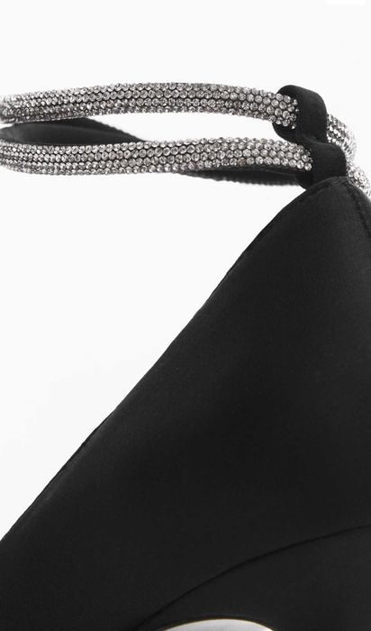 Чисто нови обувки на ток MANGO