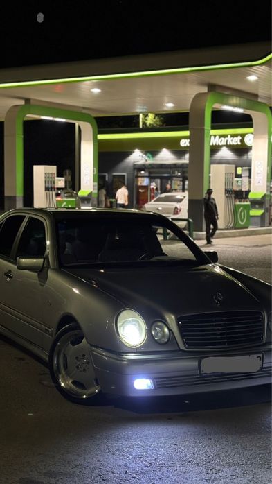 Машина Мерседес w210