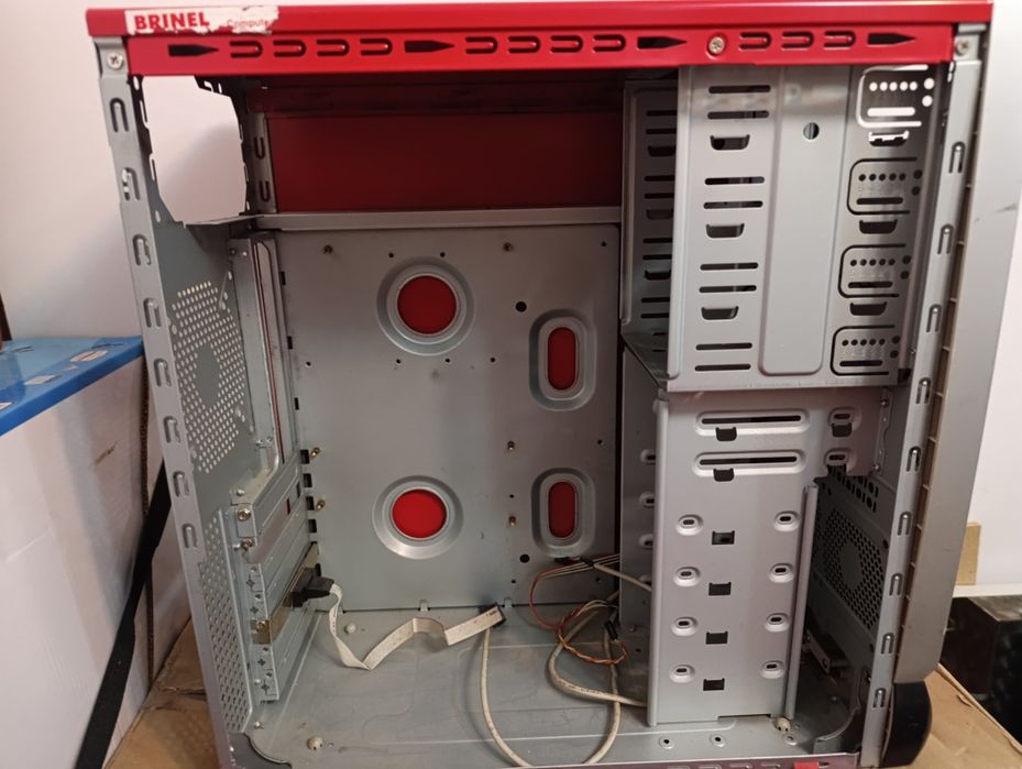 Vând carcase / case  PC