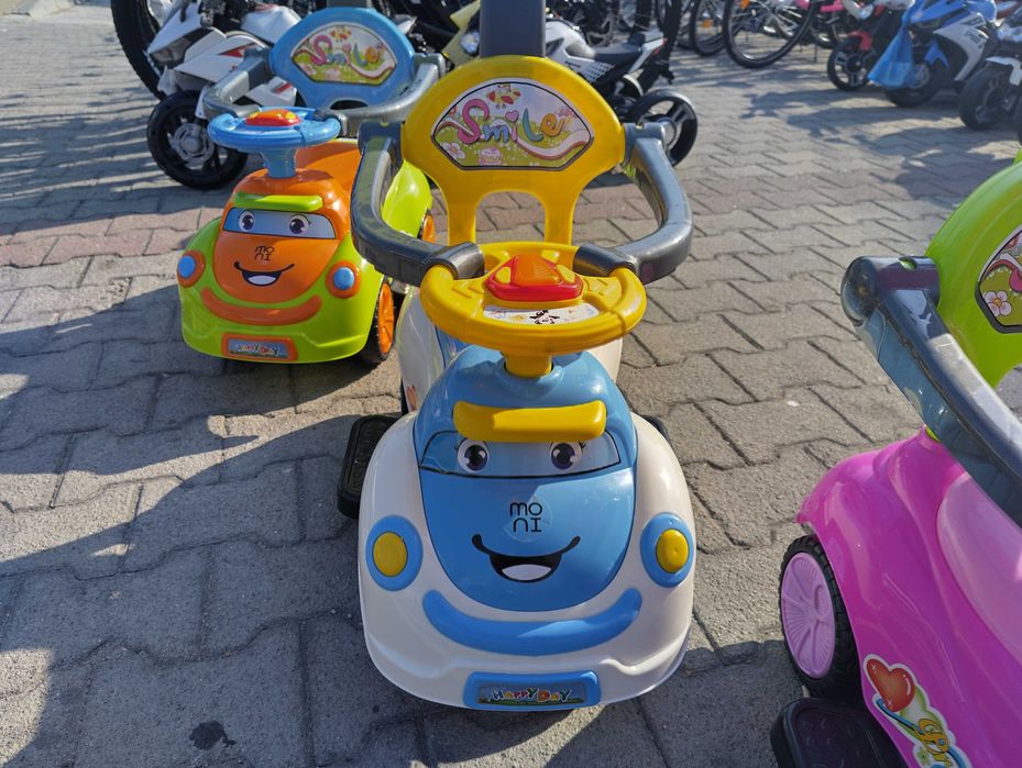 MONI Кола за бутане с дръжка SMILE