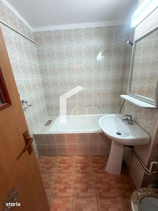 Apartament cu 3 camere, decomandat, zona 9 Mai