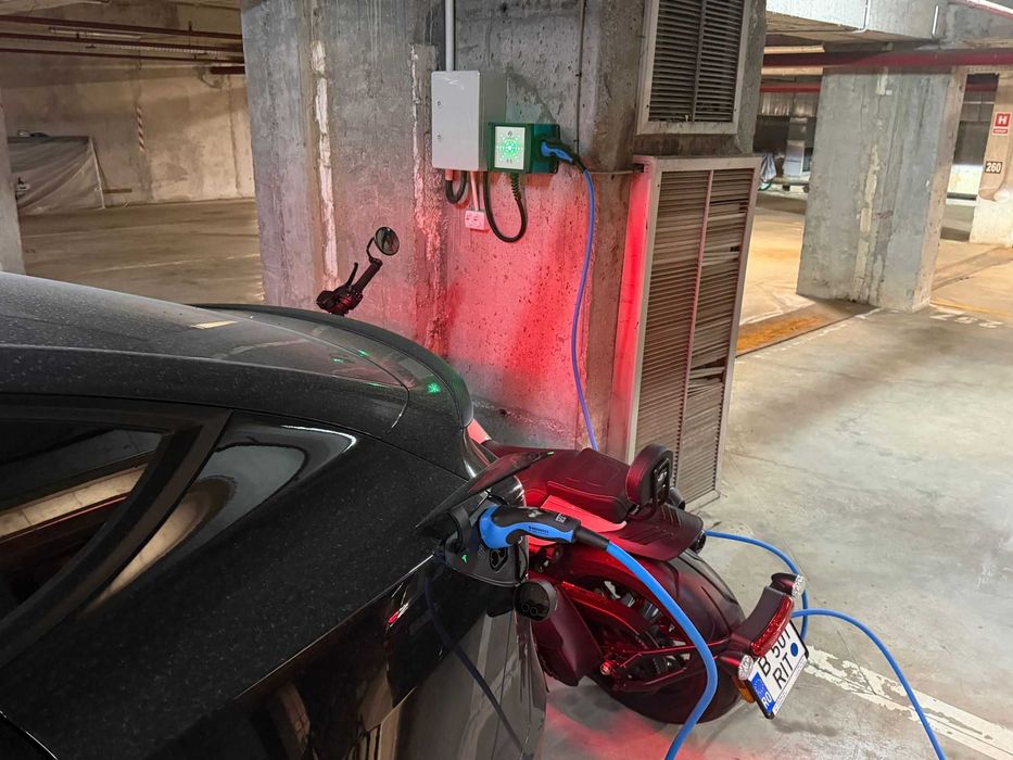 Vand loc parcare cu statie masini electrice si bransament trifazat in zona Stefan Cel Mare