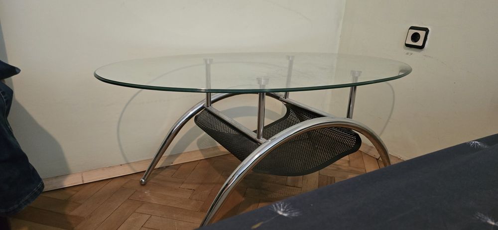 Стъклена хола маса