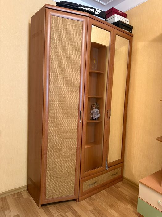 Продам мебельный гарнитур в комнату