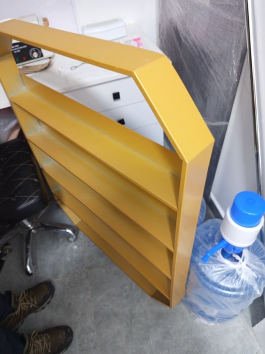 Стеллаж для лаков и зеркало