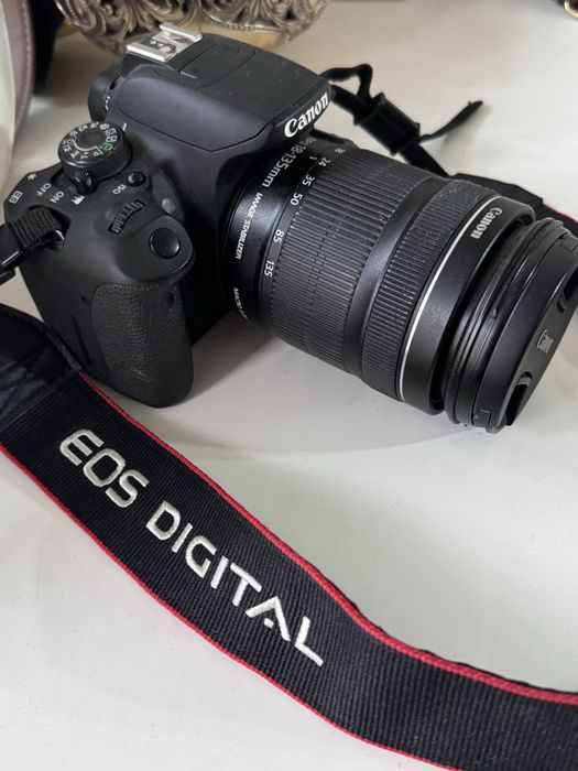 Canon 700d - зеркальная камера, б/у.