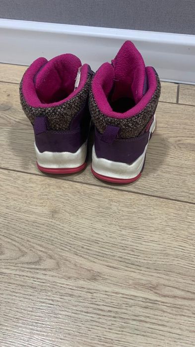 Продам детские ботинки