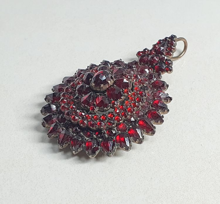 Pandantiv din argint 925 cu granate naturale și compartiment cu sticlă