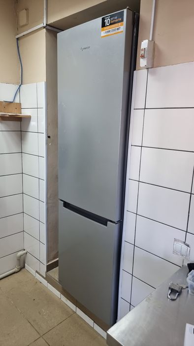 Продается Холодилник Samsung. Indesit