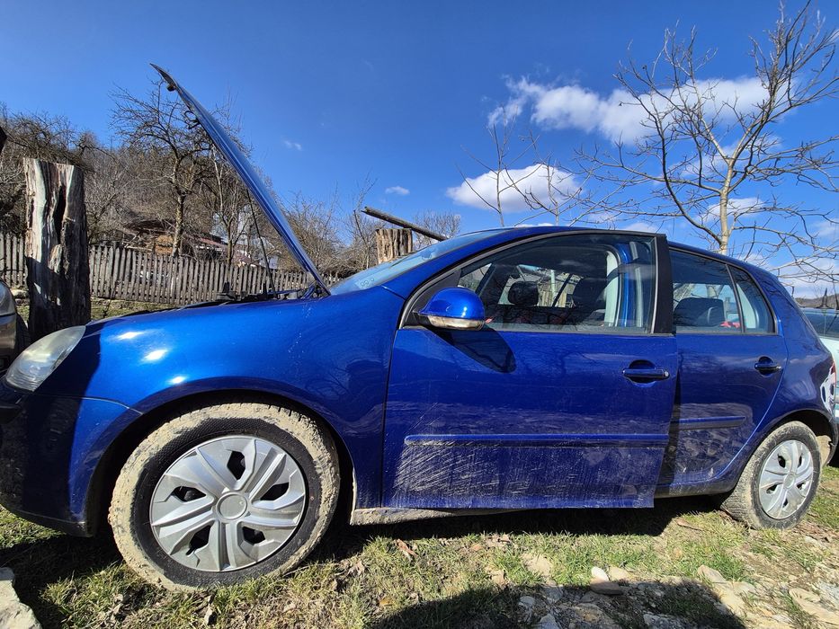 Vând golf 5 an 2004