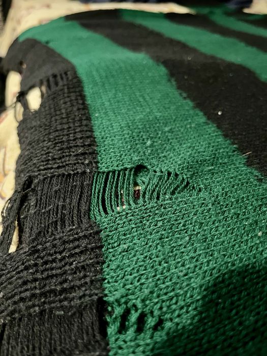 Рваный свитер чёрно-зелёная