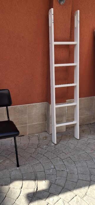 легло Икея ,налично е,и матрак е включен в цената,