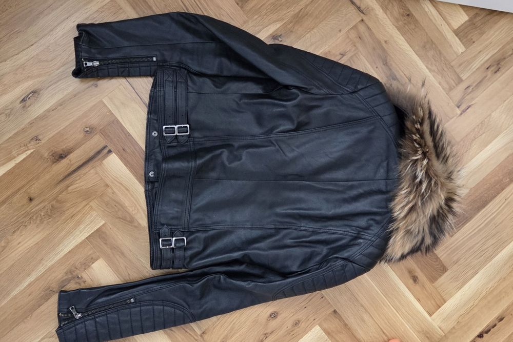 Черно кожено яке с естествен пух от лисица.