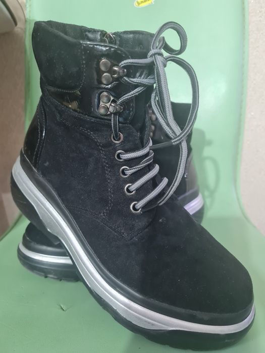 Продам демисезонные ботинки