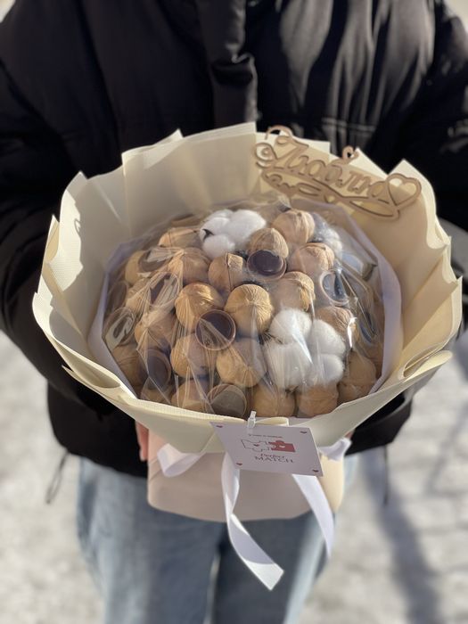 Букет из тофифи и грецких орехов