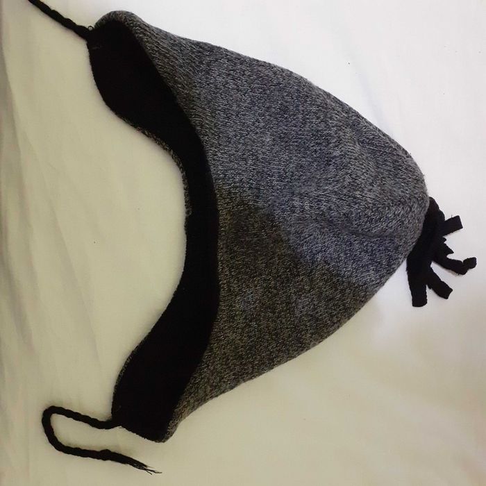 Продавам плътна шапка за снежни игри