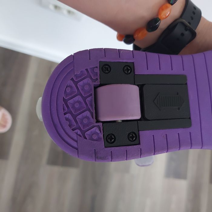 Vând adidași cu role și lumini marimea 37 dar merge la 36