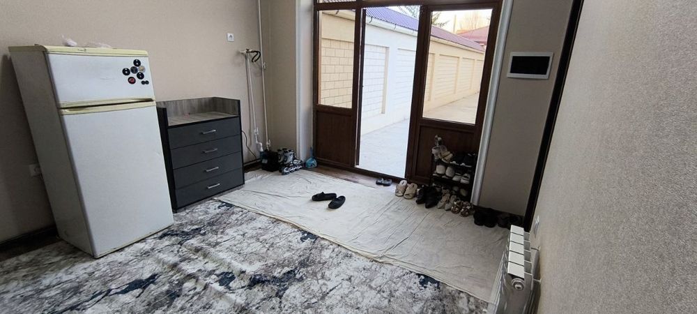 Zudlik bn xovli uy sotiladi Guliston Shah Davr market roparasida