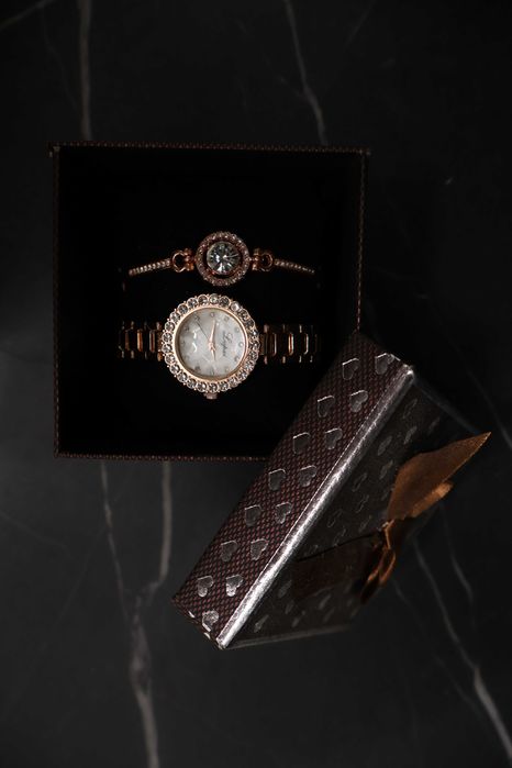 Дамски часовник Lupai, комплект с гривна, нов