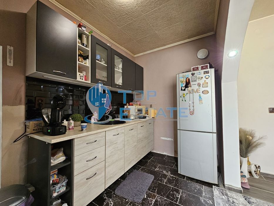 Двуетажна обзаведена и ремонтирана къща с три спални в село Страхилов