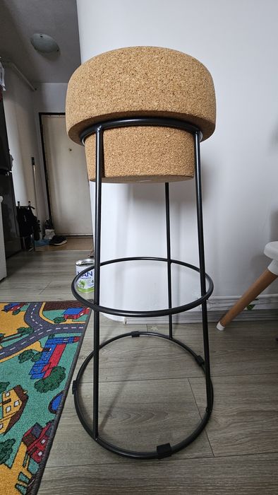 Vând 2 scaune de bar, înalte