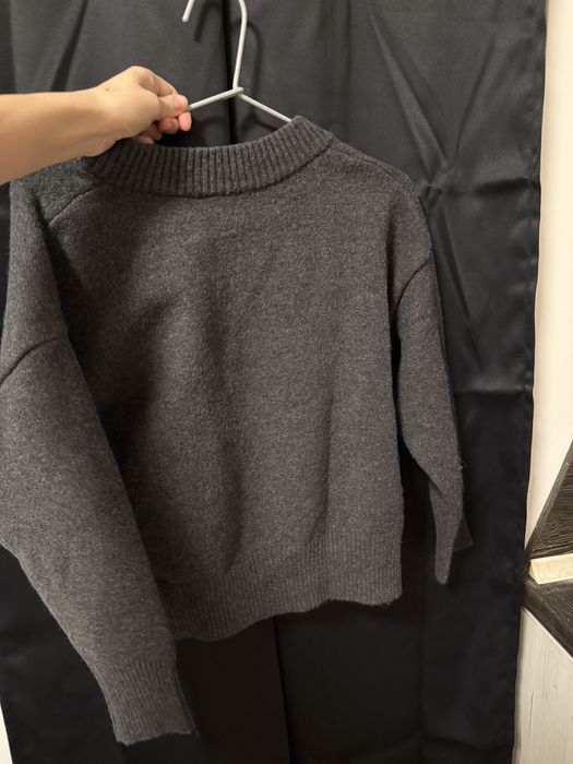 Сив пуловер с V деколте