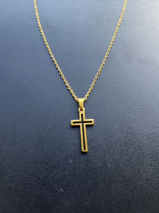 Елегантно кръстче от медицинска стомана, имитация на злато