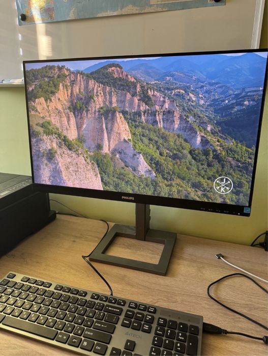 Монитор Philips.