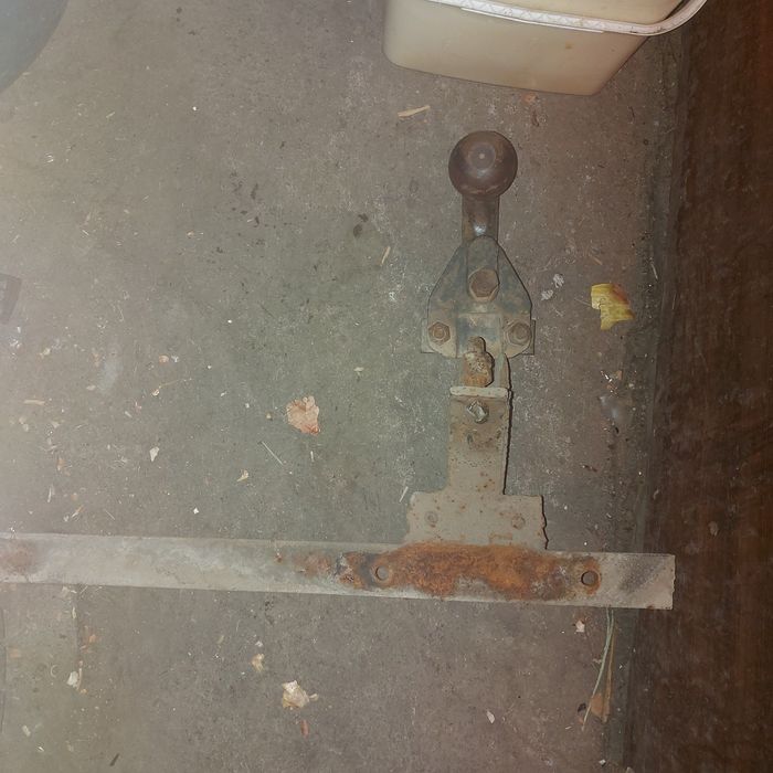 Продавам правен теглич цена 50 лв