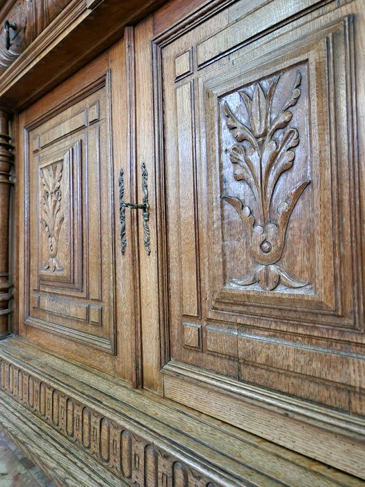 Резбован дъбов бюфет с огледални врати на две части