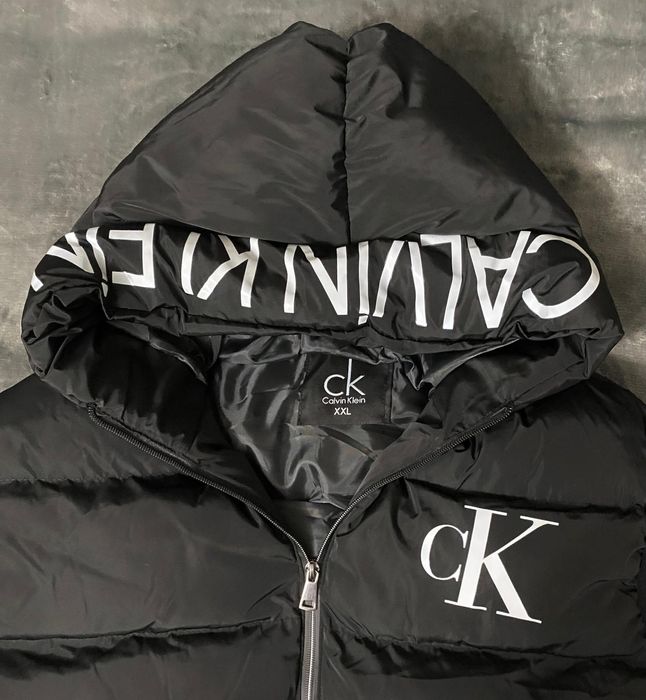 Vând vesta noua de bărbați Calvin Klein