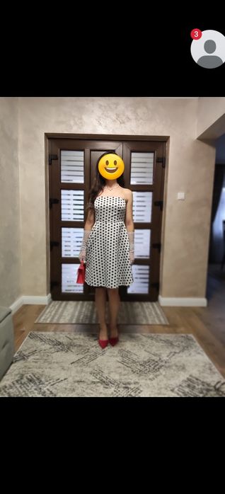 Rochie elegantă alb(ușor cald) cu buline negre.