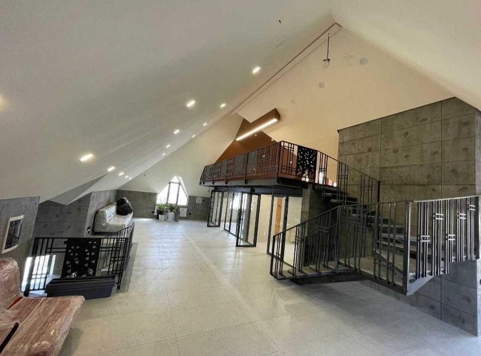 Сдается офис 650 м2.   Центр Луначарского, первая ЛИНИЯ.