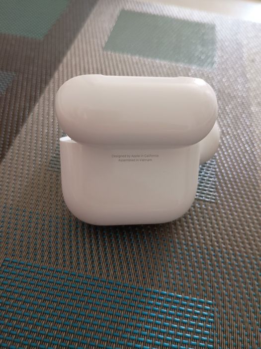 Apple AirPods 4 (generația a 4-a)
