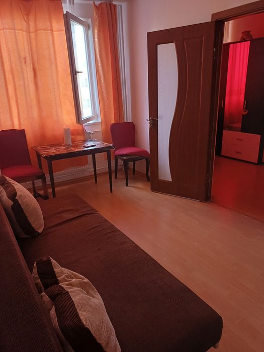 Închiriez apartament cu 2 camere
