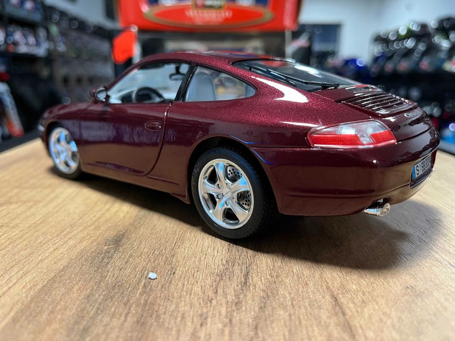 BBURAGO метален колекционерски модел  PORSCHE CARRERA 911 1999г. 1:18