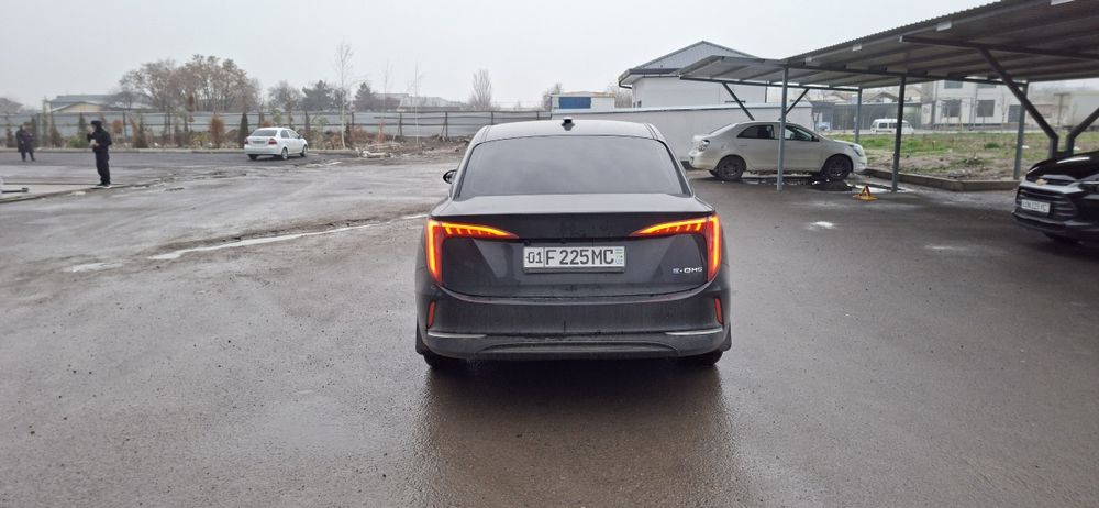 Hongqi e qm5  Сотилади