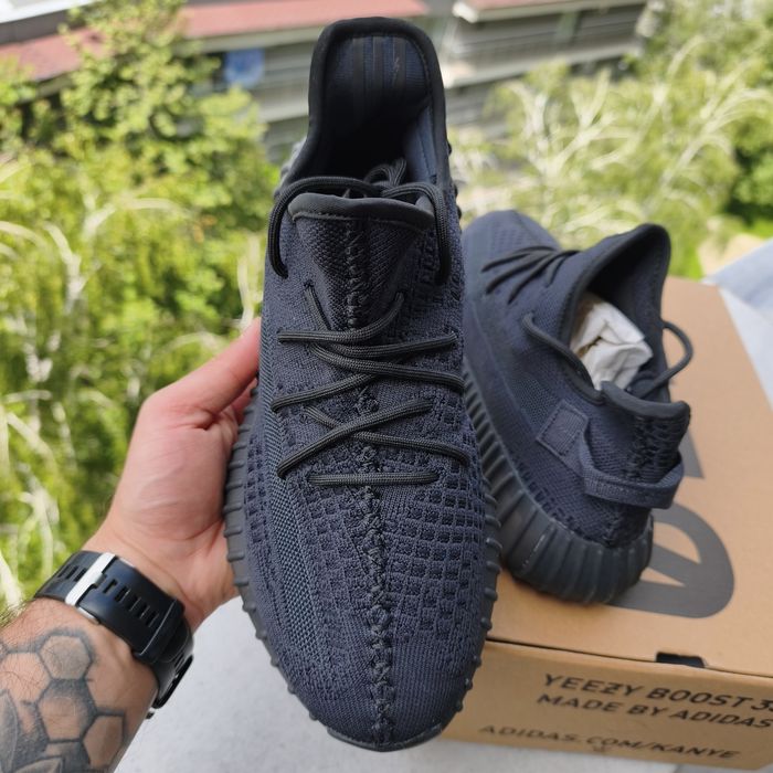 Adidas Yeezy Boost 350 V2  42/44
'ONYX'