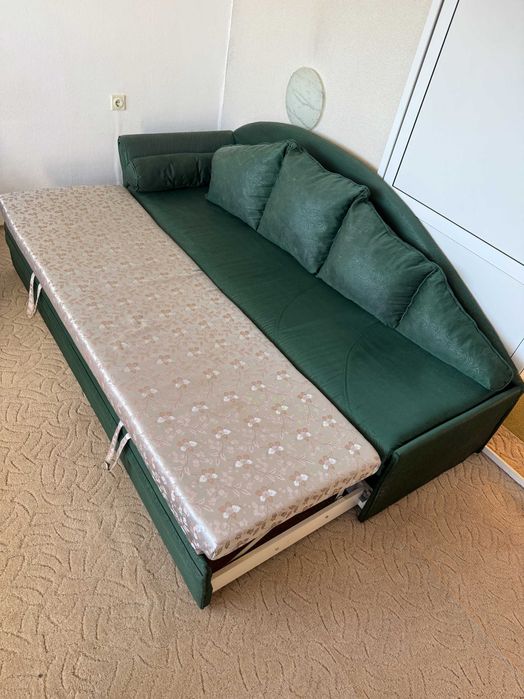 Мебели: гардероб, шкафове, кухненска маса, диван