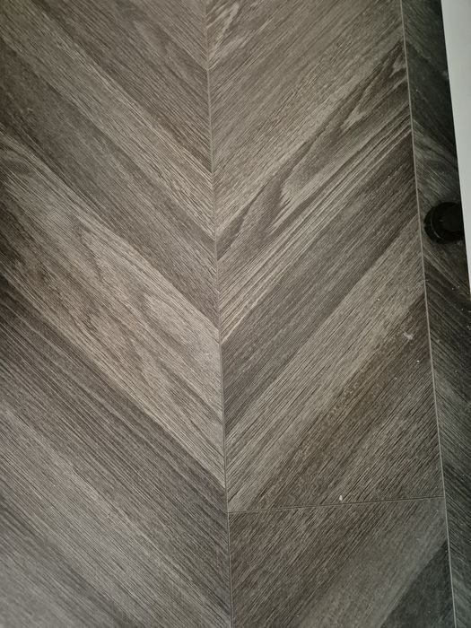 Продаёт ламинат 77кв.