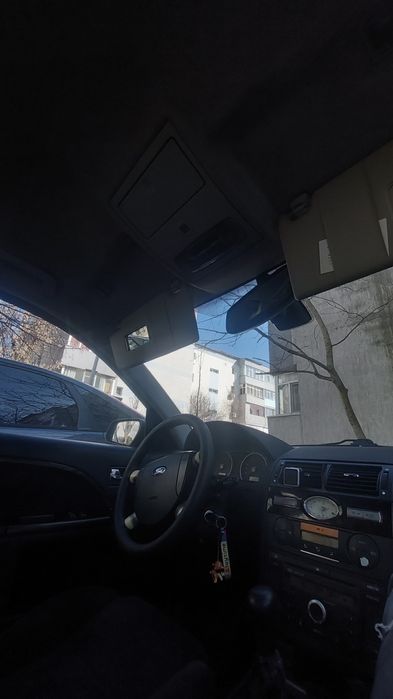Vând Ford mondeo