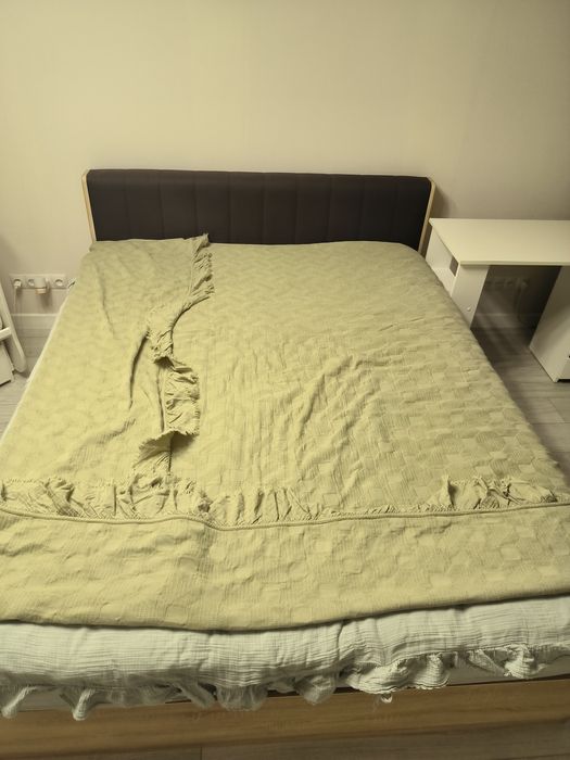 Продам кровать+ тумбочки+комод