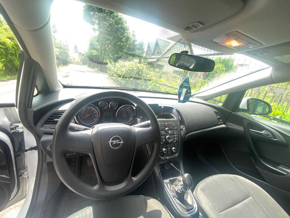 Opel Astra J 1.4 TURBO Benzină – 2011 –
