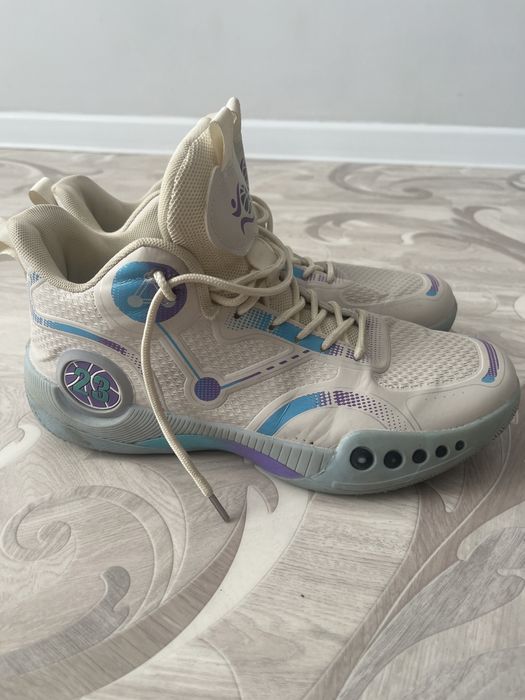 Продам кроссовки спортивные