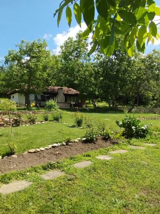 Продавам къща за гости